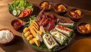Indonesia memiliki kekayaan kuliner yang sangat beragam dan luar biasa, setiap daerah menawarkan makanan tradisional dengan cita rasa, bahan, dan cara penyajian yang khas. Keanekaragaman ini dapat menjadi inspirasi bagi